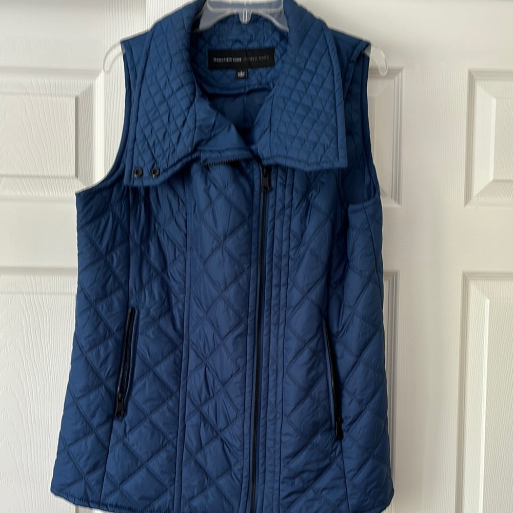 perfect 100% polyester quilted vest.L $15